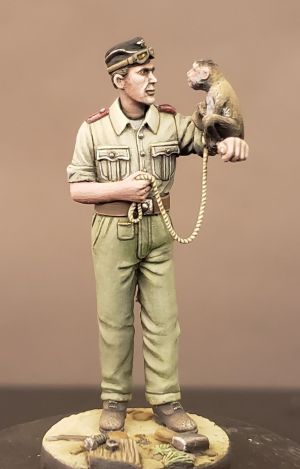 S2KW114 - DAK soldier with monkey